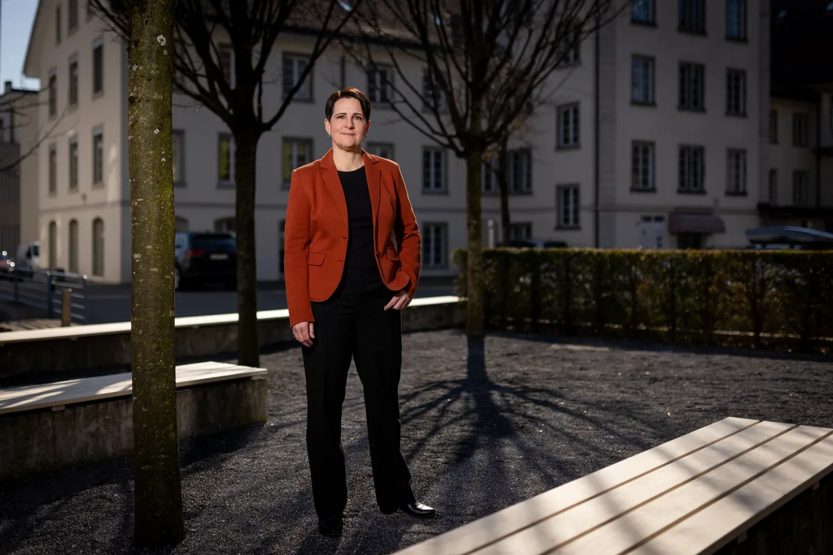 Yvonne Bürgin (Die Mitte) posiert auf dem Doris-Leuthard-Platz in Rüti.